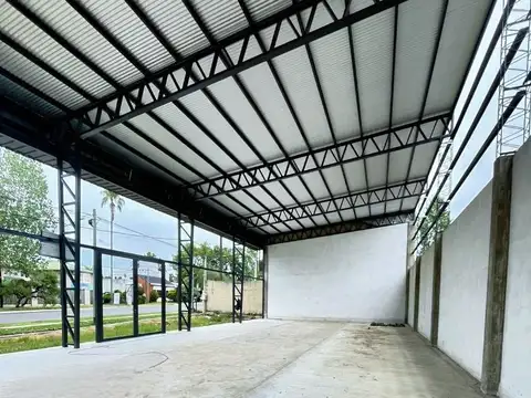 Local con amplio frente sobre Avenida