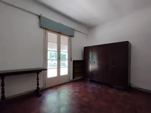 Departamento antiguo al frente 2 dormitorios, baño, cocina comedor. Cerca de Facultades