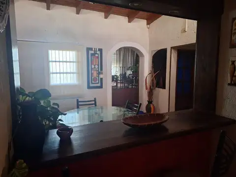 Casa 6 ambientes con 2 baños