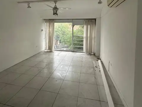 Venta. Dpto sobre Avda. Belgrano dividido en dos departament