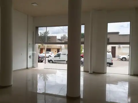 Local en venta - salon principal y baño - 100 mts2 - Bragado