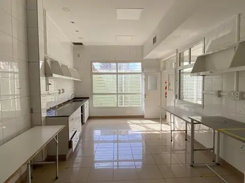 Centro de Logistica de 670 m² c/Entrada de Camiones   Montacargas en Almagro, zona Hospital Italiano