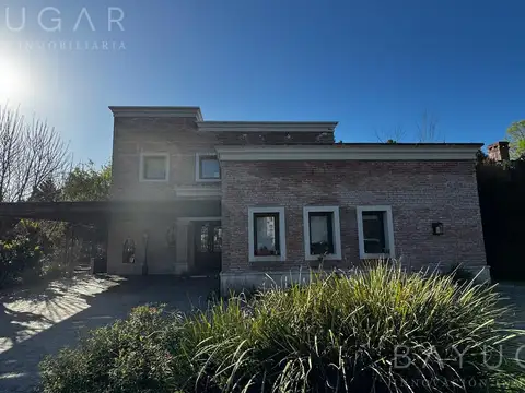 Casa en Venta con 3 cocheras