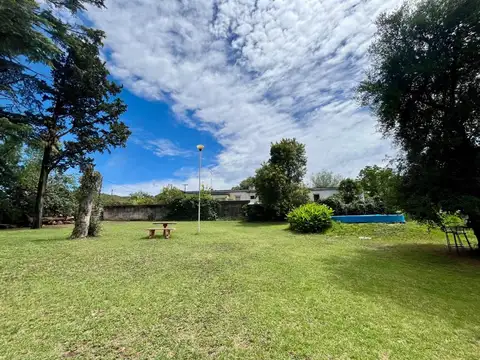 Casa 8 ambientes con 2 baños