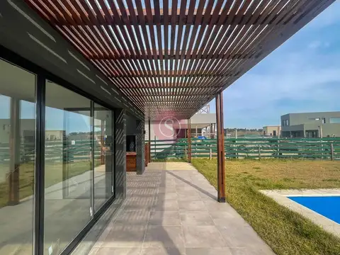 Casa 5 ambientes con 4 baños