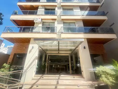 Departamento de  4 ambientes a la venta en excelente estado.