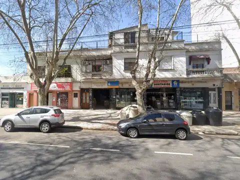 Local doble frente en Parque Chas sobre Avenida De Los Incas