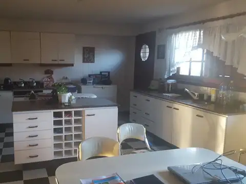 Casa en Venta con 3 cocheras