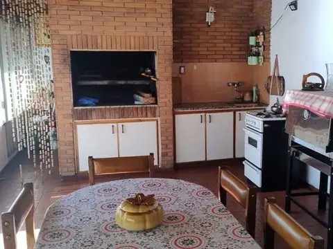 Casa 5 ambientes con 2 baños