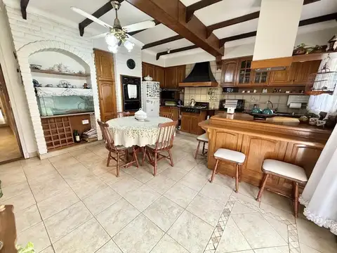 Impecable chalet 3 ambientes en planta baja.