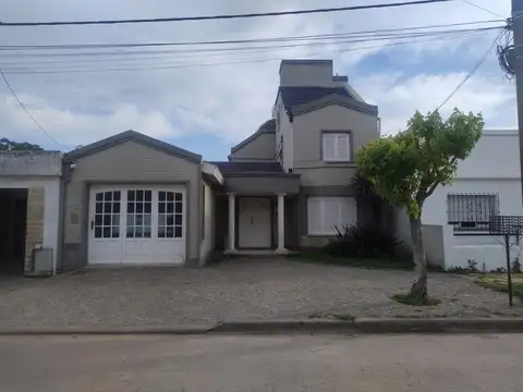 Casa en venta - 4 Dormitorios 3 Baños - Carmen de Areco