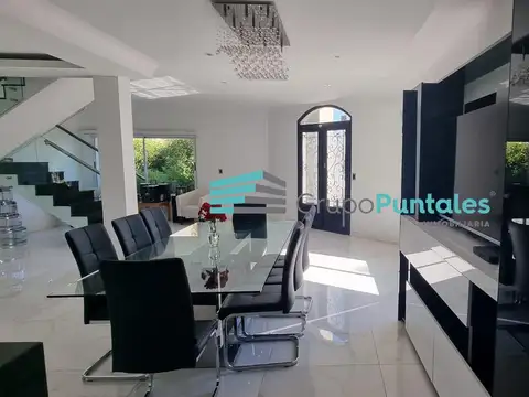 Casa en Venta con 2 cocheras