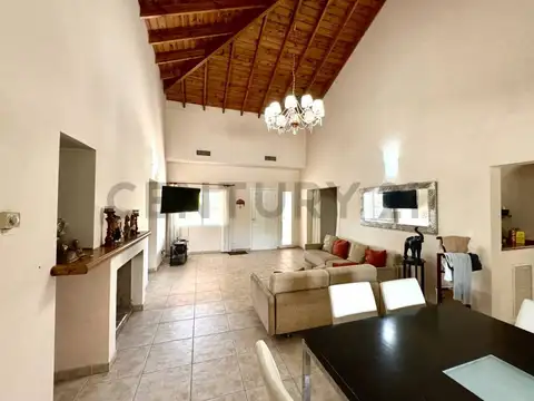 Casa 5 ambientes con 2 baños