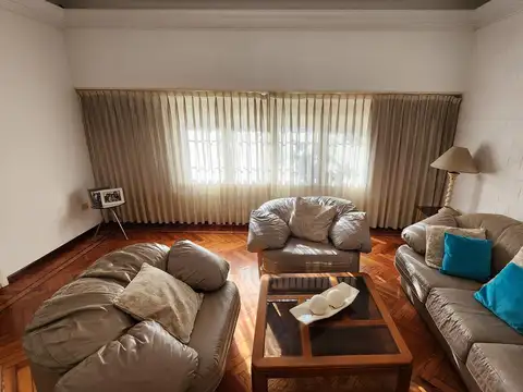 Casa 6 ambientes con 2 baños