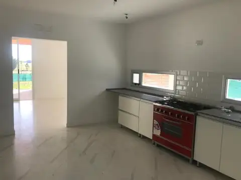 Casa 4 ambientes con 3 baños