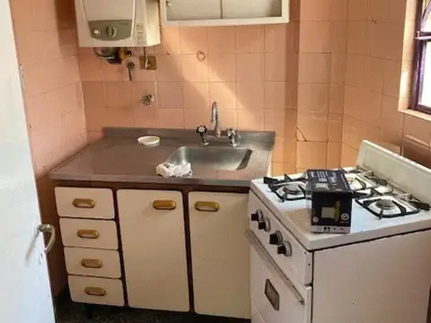 MONOAMBIENTE LATERAL MUY LUMINOSO, COCINA INDEPENDIENTE, POR ESCALERA