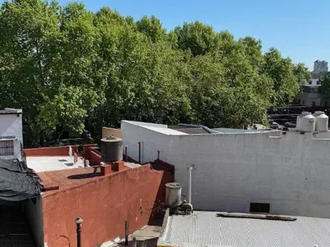 MONOAMBIENTE LATERAL MUY LUMINOSO, COCINA INDEPENDIENTE, POR ESCALERA