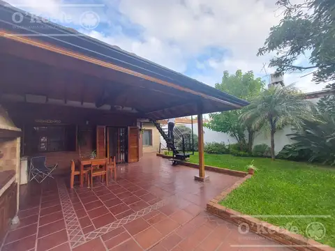 Casa  en venta  Quilmes Oeste, 4 ambientes, jardín y parrilla! - Apto Crédito.