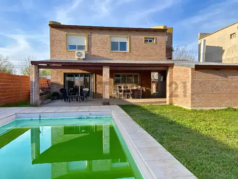 Venta | Casa de 3 Dormitorios con cochera y pileta | Funes Norte, Funes