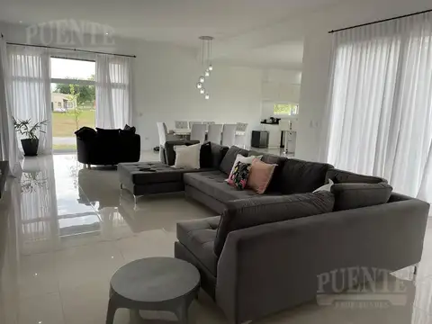 Casa en Alquiler Temporal con 2 cocheras