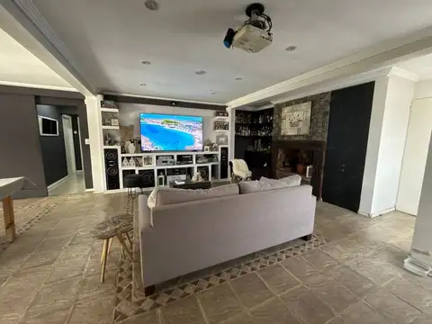 Casa en Venta con 3 cocheras