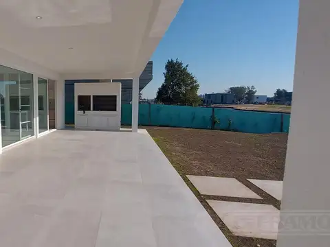 Casa en Venta con 4 cocheras