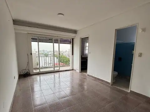 Mono ambiente amplio con balcón Luminoso