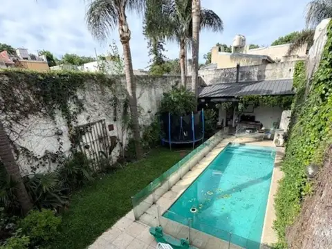 Espectacular Casa 4 dormitorios c/hermoso jardín y Piscina s/Av. Chivilcoy y garage P/1/2 autos AP CRÉDITO HIPOTECARIO