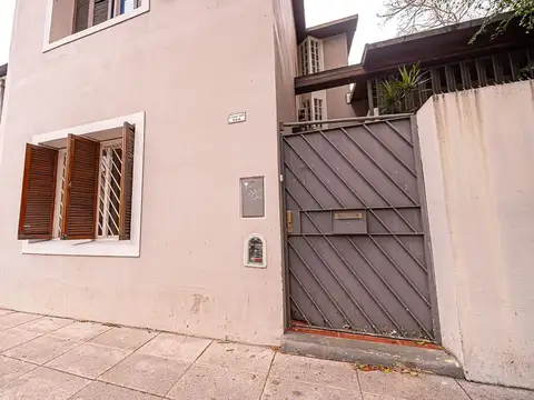 Casa 7 ambientes con 2 baños