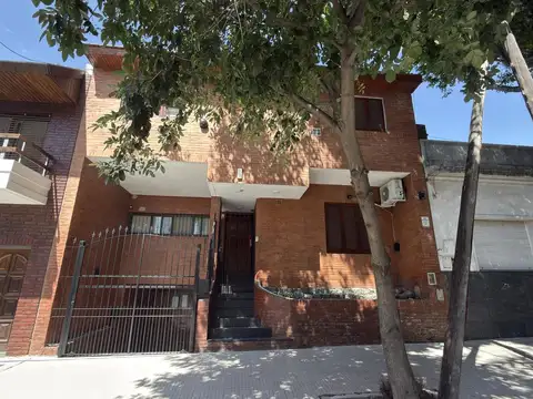 Casa de 6 ambientes con patio y cochera en Flores