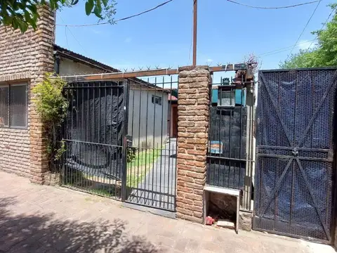 VENTA CASA CON  PILETA- MERLO- ACEPTA PERMUTA