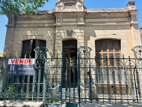 Icónica casa en venta en Calle Emilio Civit 