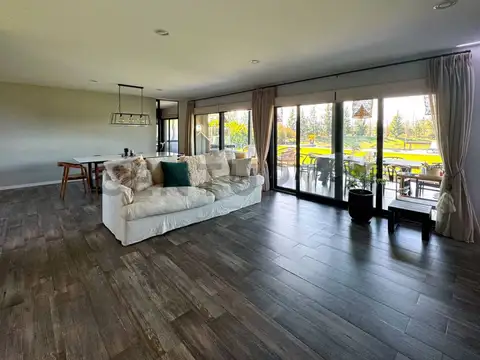 Casa en Venta con 4 cocheras