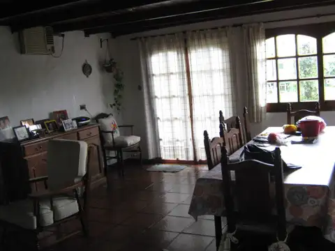 EN MUY BUENA ZONA RESIDENCIAL, EXCELENTE CASA DE 254 M2 EDIFICADOS EN 2 PLANTAS, SOBRE TERRENO DE 943, 76 M2.-