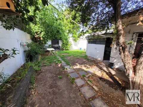 Casa con amplio fondo, excelente oportunidad.