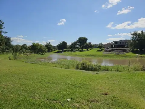 Lote arbolado en El Solar de Victoria, a canal interno (35)