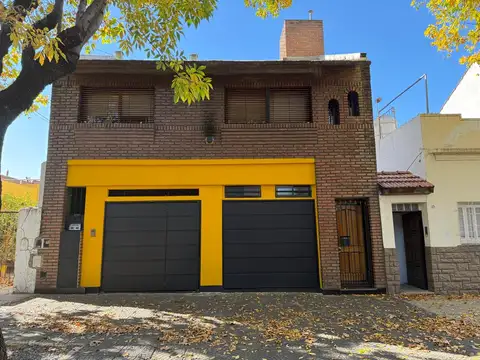 Impecable Casa 4 amb. en 1°P con 2 cocheras y terraza propia. APTO CREDITO 
