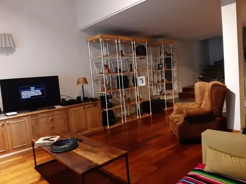 EXCELENTE PROPIEDAD EN CASTELAR NORTE 