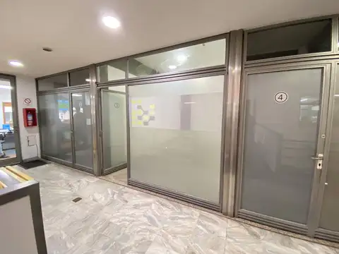 CIUFFOLI: Galería La Comedia. Planta alta. Frente vidriado