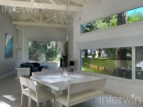 Casa - 5 ambientes con pileta y cochera - Costa Atlantica - Carilo - VENTA