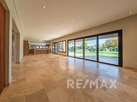 Casa 5 ambientes con 4 baños