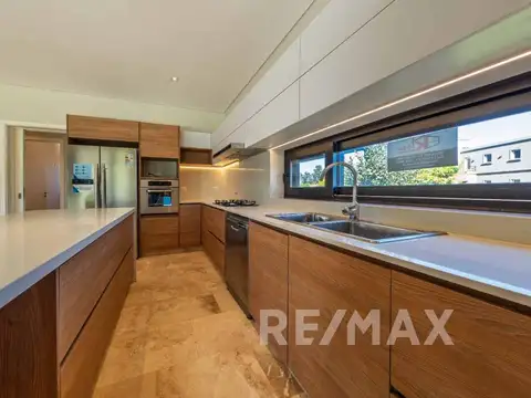 Venta | Casa 5 amb. en Haras Sta. María c/pileta