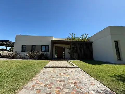 Venta | Casa 5 amb. en Haras Sta. María c/pileta