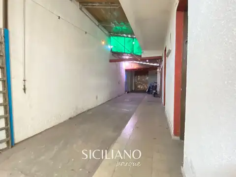Edificio Comercial - Boedo - Depósito/taller c/entrada p/camionetas - 462m²
