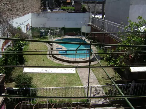 Velez Sarfield 1100, casa 3 dormitorios, cochera, jardín con pileta.-