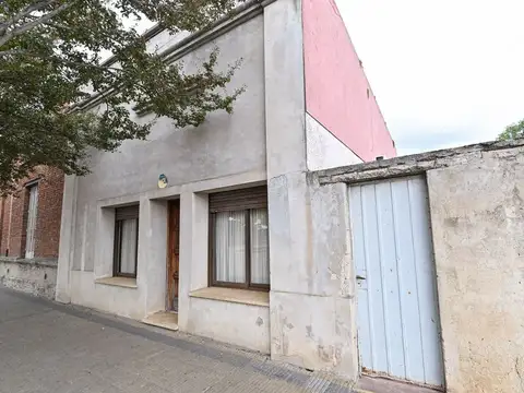 Casa 9 ambientes con 2 baños