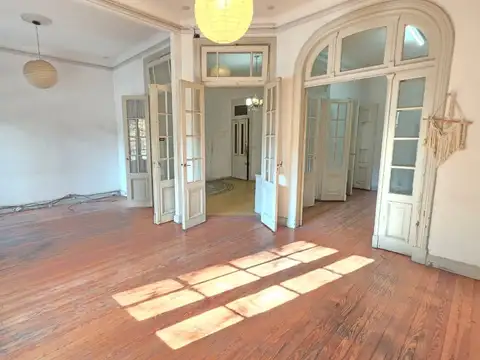 Semipiso de 4 Ambientes con Dependencia en Edificio Antiguo de Categoría