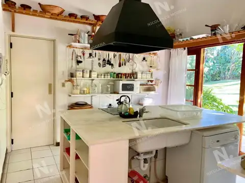 Casa de gran tamaño ubicada en zona de paz y tranquilidad.