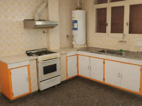 CASA EN CALLE URQUIZA DE CIUDAD - COCHERA