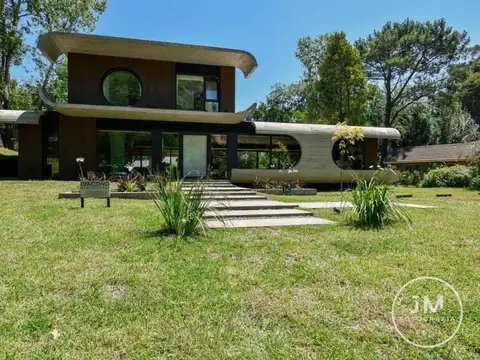 Casa 5 ambientes con 4 baños